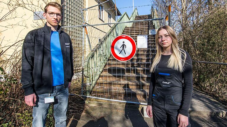 Lukas Ludwig und&nbsp;Amelie Dülk&nbsp;müssen täglich lange Umwege in Kauf nehmen, seit der Fußgängersteg zwischen Hauptbahnhof und ihrem Arbeitsplatz bei SKF von der Stadt gesperrt wurde.