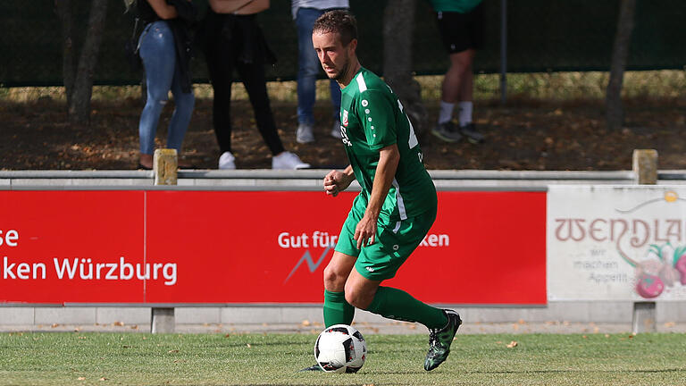 Adrian Dußler vom TSV Abtswind führt den Ball. Bei der SpVgg Bayern Hof gelang den Abtswinder ein weiterer Auswärtssieg. Dußler erzielte das zweite Tor.