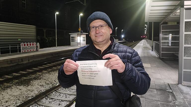 Der Würzburger SPD-Stadtrat Udo Feldinger begrüßte am Sonntagmorgen Bahngäste am neu eröffneten Bahnhalt in Heidingsfeld.