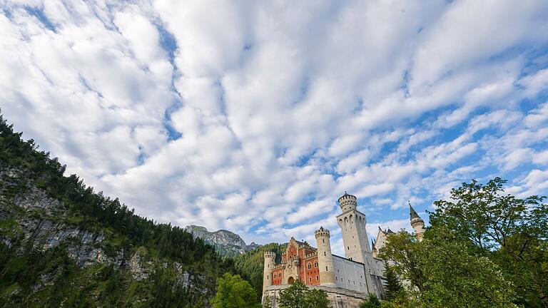 Restaurierungsarbeiten Schloss Neuschwanstein       -  Die seit Jahrzehnten laufenden Sanierungsarbeiten von Schloss Neuschwanstein stehen vor dem Abschluss. Rund 40 Millionen Euro hat der Freistaat Bayern investiert.