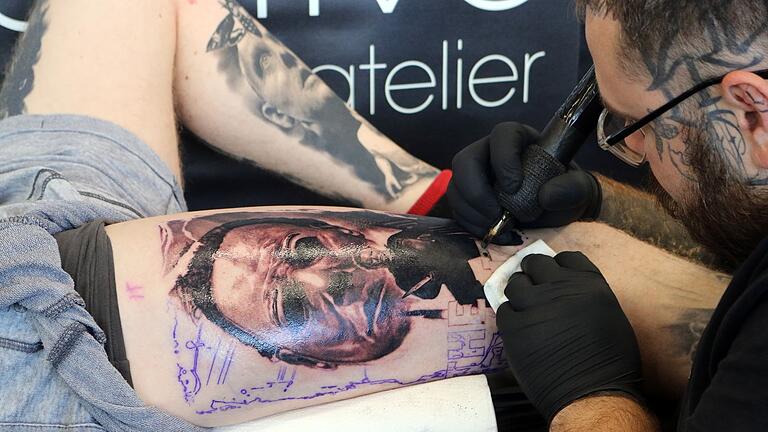 Tätowierer Mati vom Studio 'Arttractive Tattoo Atelier' aus dem baden-württembergischen Abstatt sticht seinem Kunden eine Grafik des Film-Serienmöders Michael Myers unter die Haut.