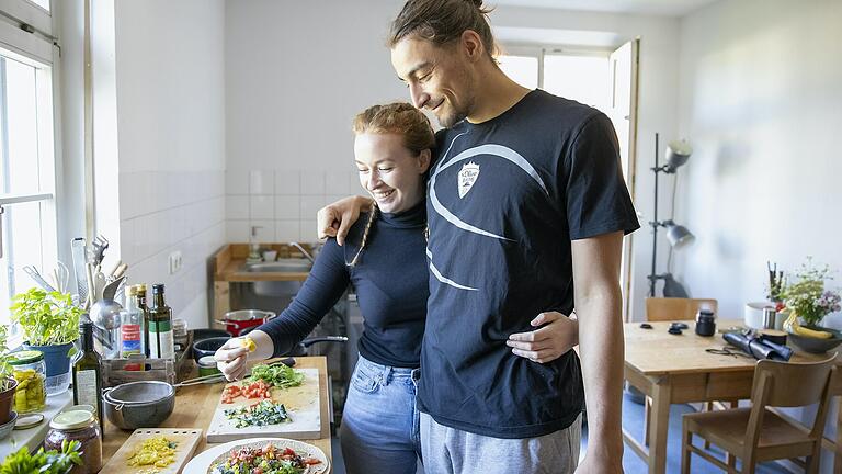 Bundesliga-Basketballer Julian Albus und seine Freundin Rosemarie Graf, hier beim gemeinsamen Kochen, sind sich in Sachen Ernährung einig.