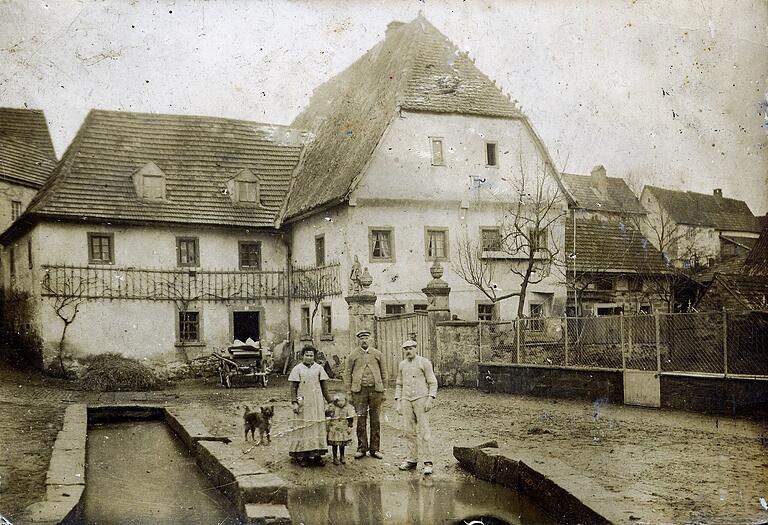 Dieses Bild der Litzenmühle in Gerolzhofen entstand um das Jahr 1920. Es zeigt in der Mitte den Witwer und Privatier Paul Litz (den Vater von Valentin), flankiert von Sohn Michael Litz und dessen Ehefrau Elisabetha, geb. Hertlein, mit Töchterchen Hilde. Kurz nach dieser Fotoaufnahme gerät Michael Litz in das Treibwerk der Mühle und zieht sich schwerste Verletzungen zu, von denen er sich zeitlebens nicht mehr erholt.&nbsp;