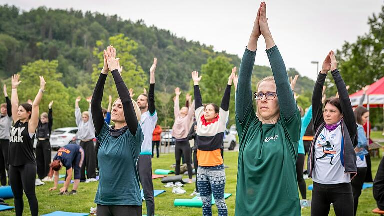 Vor dem Lauf noch eine Runde Yoga: Diese Angebot nahmen viele der Läuferinnen und Läufer wahr. Vor dem Lauf noch eine Runde Yoga: Diese Angebot nahmen viele der Läuferinnen und Läufer wahr.