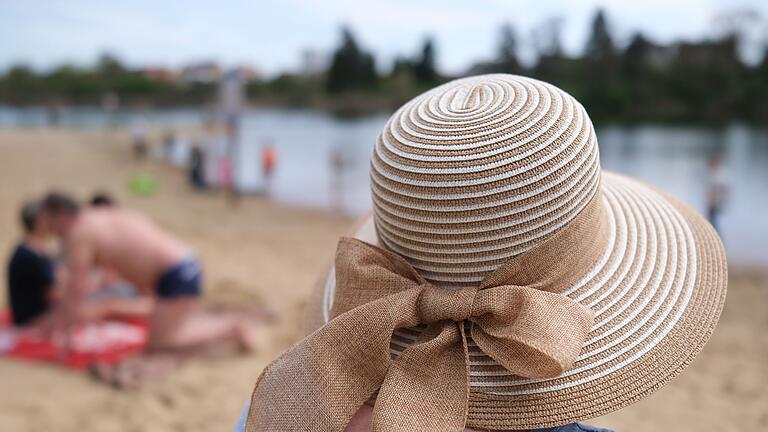 Der Sonnenhut als Haarschutz       -  Im Sommer schützen Haare die Kopfhaut vor Sonnenstrahlen. Allerdings sind auch die Haare selbst anfällig für Schäden. Ein altbekanntes Mittel: Der Sonnenhut. (Symbolbild)