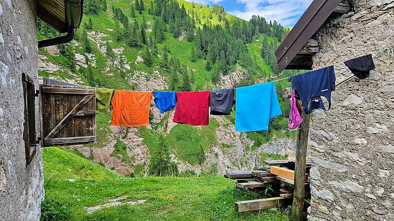 Wäsche auslüften am Rifugio Pian de Fontana Wäsche auslüften am Rifugio Pian de Fontana