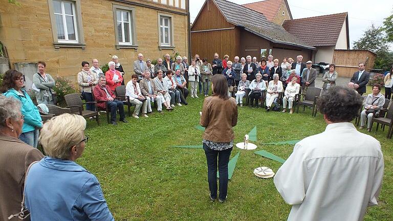 Die Wortgottesfeier fand neben der Kirche unter der Dorflinde seinen Abschluss im Zeichen des Meditationsrades von Bruder Klaus gab KLB-Diözesanseelsorger Wolfgang Scharl (rechts) den Schlusssegen.