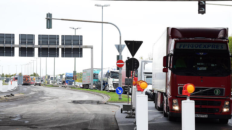 Nach einem Unfall auf Höhe der Ausfahrt Würzburg / Randersacker wurde die A 3 in Richtung Frankfurt am Donnerstag für mehrere Stunden komplett gesperrt. Das hatte auch Auswirkungen auf die Umleitungsstrecken: So waren etwa die B8 und B19 rund um den Greinberg überlastet.