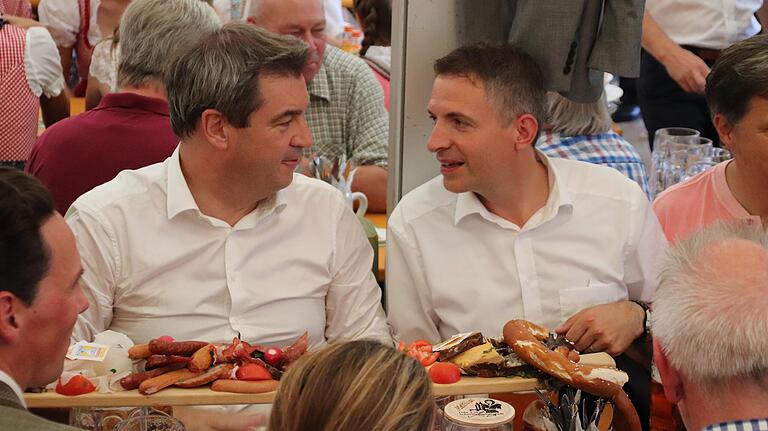 Er war 2018 auf der Lohrer Spessartfestwoche: Ministerpräsident Markus Söder (links), zusammen mit dem CSU-Landtagsabgeordneten Thorsten Schwab. Wegen Corona hat die von Söder geführte Regierung verfügt, dass derzeit nicht in großen Bierzelten gefeiert werden darf, so dass Menschen opulente Vesperplatten anderswo zu sich nehmen müssen. Er war 2018 auf der Lohrer Spessartfestwoche: Ministerpräsident Markus Söder (links), zusammen mit dem CSU-Landtagsabgeordneten Thorsten Schwab. Wegen Corona hat die von Söder geführte Regierung verfügt, dass derzeit nicht in großen Bierzelten gefeiert werden darf, so dass Menschen opulente Vesperplatten anderswo zu sich nehmen müssen.