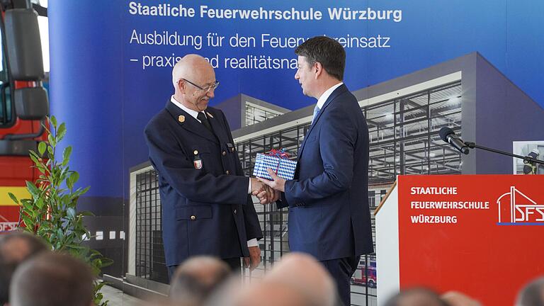 Abschied an der Feuerwehrschule Würzburg. Staatssekretär Sandro Kirchner verabschiedet den Schulleiter und Leitenden Branddirektor Dr. Roland Demke (links).