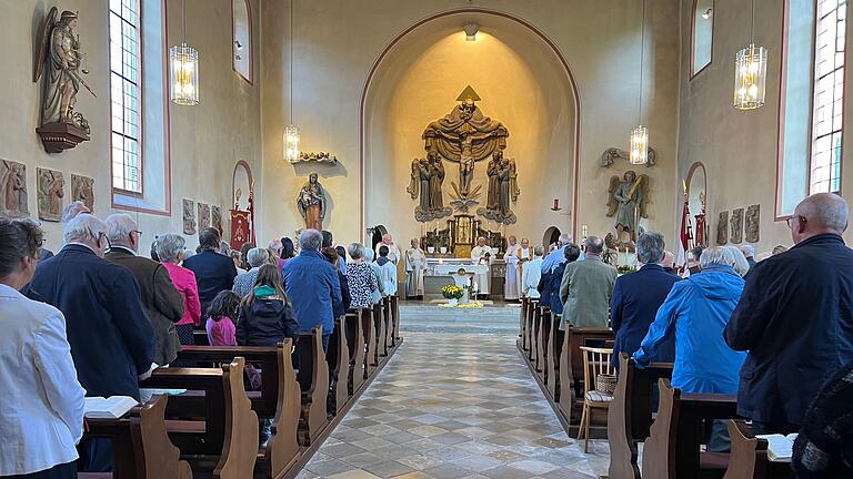 150 Kirchenbesuchende waren zugegen, als das Jubiläum von Wolfgang Stettler gefeiert wurde. 150 Kirchenbesuchende waren zugegen, als das Jubiläum von Wolfgang Stettler gefeiert wurde.