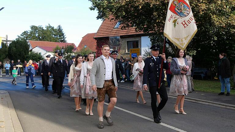 Fahnenträger Gerald Bick, Ehrendamenführer Lukas Wendel und die fünf Ehrendamen der Jubiläumsfeuerwehr Hausen führten den Festumzug durch das Dorf mit über 30 Gruppen an.