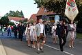 Fahnenträger Gerald Bick, Ehrendamenführer Lukas Wendel und die fünf Ehrendamen der Jubiläumsfeuerwehr Hausen führten den Festumzug durch das Dorf mit über 30 Gruppen an.