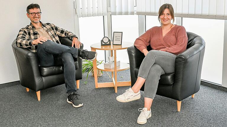 Beraten Suchtkranke in Schweinfurt (von links): Christian Hartmann und Felicitas Sauer. Beraten Suchtkranke in Schweinfurt (von links): Christian Hartmann und Felicitas Sauer. 