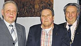 50 Jahre Meisterprüfung: Ernst Glasauer und Hans Braun wurden von Obermeister Robert Schmitt geehrt. Foto: Klaus Werner