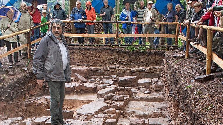 Beim ersten Klosterfest 2012 stellte Grabungsleiter Harald Rosmanitz den vielen Besuchern, die trotz strömenden Regens Interesse bekundeten, erstaunliche Funde und Ergebnisse vor.