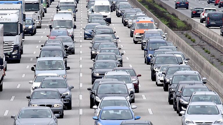 Nichts geht mehr: Gerade zu den Stoßzeiten im Berufsverkehr und zu bestimmten Ferientagen staut es sich häufiger auf den bayerischen Autobahnen. Nichts geht mehr: Gerade zu den Stoßzeiten im Berufsverkehr und zu bestimmten Ferientagen staut es sich häufiger auf den bayerischen Autobahnen. 