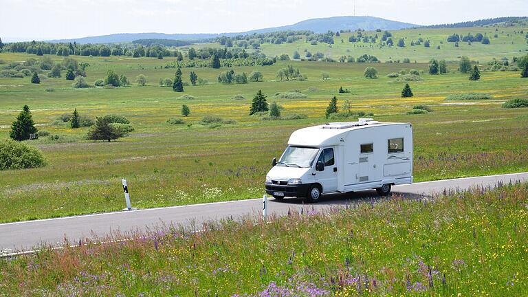 Mit dem Wohnmobil über die Hochrhönstraße. Übernachten in der freien Natur ist allerdings verboten, vor allem in den Schutzgebieten werden teils saftige Bußgelder verhängt.