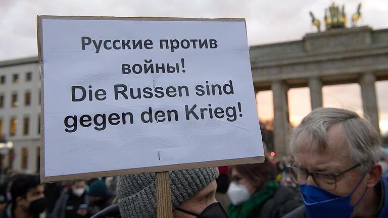 Weltweit demonstrieren Menschen gegen den Krieg in der Ukraine - so wie hier in Berlin. Auch viele russischstämmige Deutsche protestieren gegen Putins Krieg. Dennoch werden auch in Unterfranken immer mehr Russinnen und Russen angefeindet.