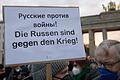 Weltweit demonstrieren Menschen gegen den Krieg in der Ukraine - so wie hier in Berlin. Auch viele russischstämmige Deutsche protestieren gegen Putins Krieg. Dennoch werden auch in Unterfranken immer mehr Russinnen und Russen angefeindet.