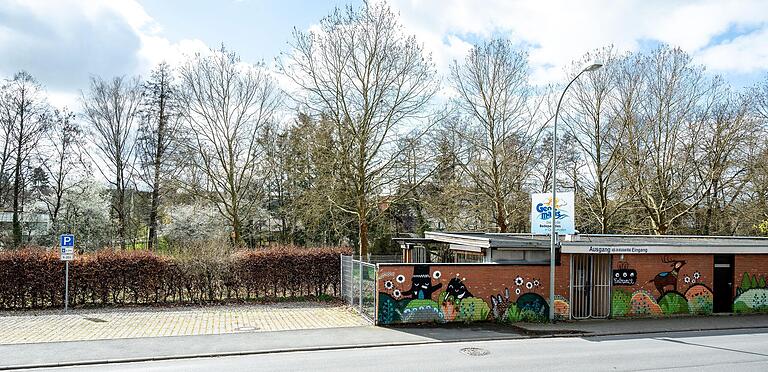 Ende April hat sich der Gerolzhöfer Stadtrat darauf verständigt, im rückwärtigen Bereich des Freibad-Geländes, wo sich früher ein Nebeneingang samt Kiosk befand (im Bild), Wohncontainer für einen Kindergarten aufzustellen.
