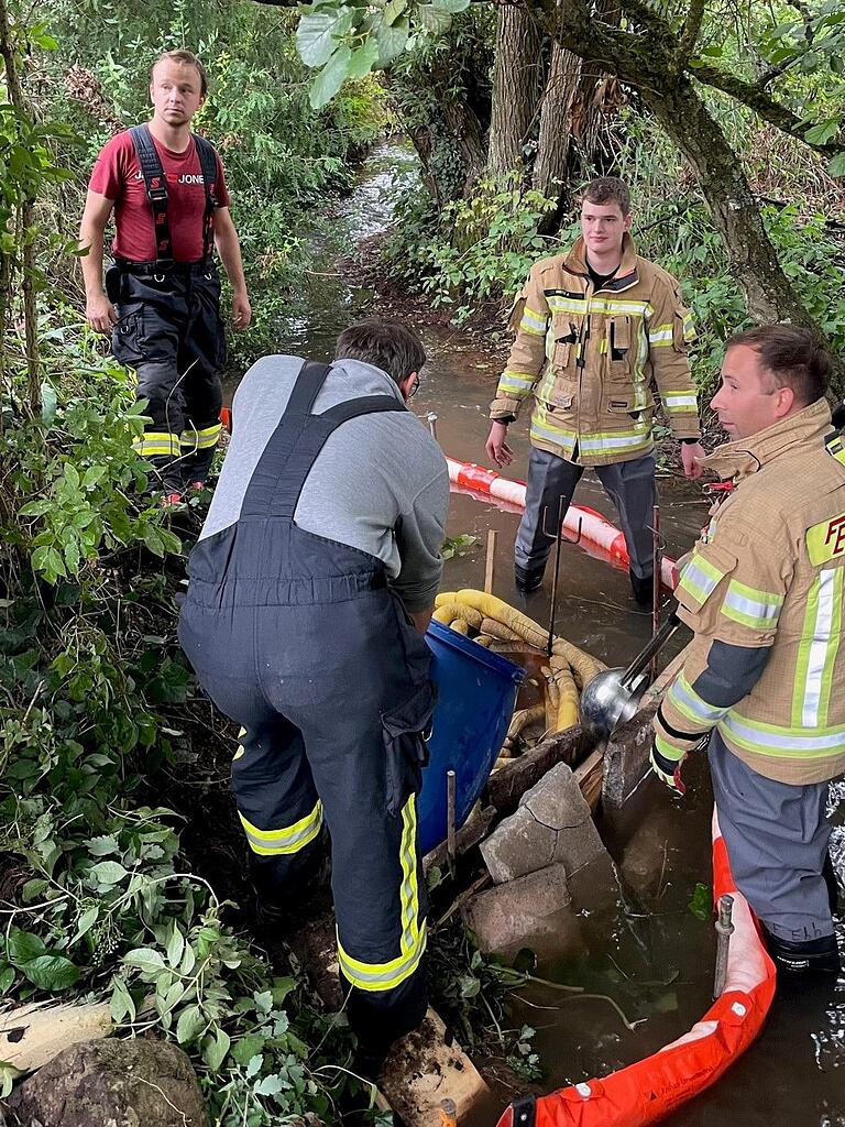 Großeinsatz am 2. August: Kräfte der Feuerwehr Ebelsbach errichten die Ölsperre in Rudendorf.