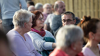 Rund 300 Menschen besuchen am 07.04.25 die Informationsveranstaltung in der Mehrzweckhalle in Himmelstadt zur geplanten und umstrittenen Unterkunft für Geflüchtete. Zum Diskussionsabend wurden auch Vertreter der Politik, der Regierung und der Polizei geladen.
