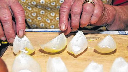 Glaubensfrage: Je nachdem, wie viel Wasser die zwölf Zwiebelschalen in der Heiligen Nacht ziehen, schließt Ria Götz auf das Wetter im kommenden Jahr.