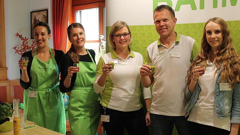 Smoothies schmecken lecker: Das Team der Barmer GEK hatte beim Gesundheitstag der Firma Reich sogenannte Brain-Food-Stationen eingerichtet und konnte sich über mangelnde Nachfrage nicht beklagen. Foto: Georg Stock Smoothies schmecken lecker: Das Team der Barmer GEK hatte beim Gesundheitstag der Firma Reich sogenannte Brain-Food-Stationen eingerichtet und konnte sich über mangelnde Nachfrage nicht beklagen. Foto: Georg Stock