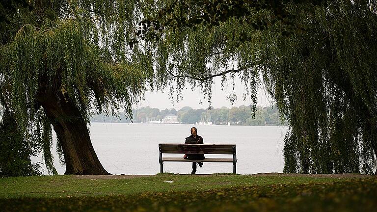 Pause an der Alster       -  Einfach mal nichts tun. Langeweile kann so beruhigend sein.