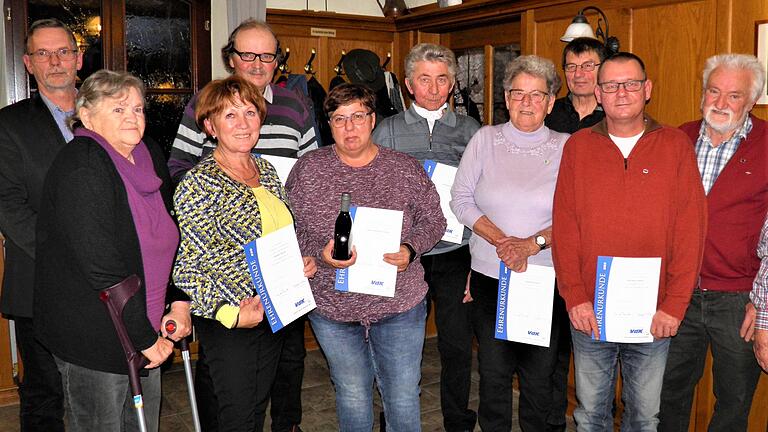 Ehrungen beim VdK-Ortsverband Sommerach (von links): Kreisgeschäftsführer Klaus-Peter Mai,  Elisabeth Heusinger, Otmar Sauer, Maria Sauer (vorne), Christina Rottmann, Hermann Konrad, Emma Deinert, Franz Völk, Andreas Bertl und Rudi Kaschak.&nbsp;