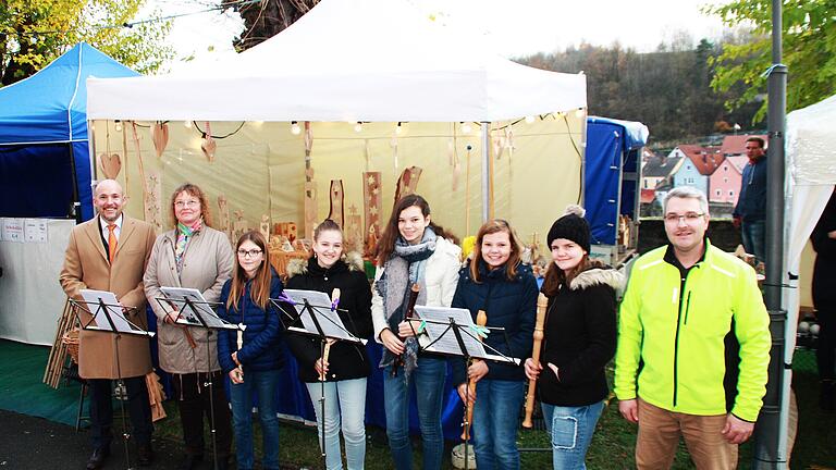 Bundestagsabgeordneter Alexander Hoffmann eröffnete zusammen mit der Retzbacher Flötengruppe den Retzbacher Hobbykünstlermarkt. Im Bild (von links): MdB Alexander Hoffmann, Renate Feser mit ihrer Flötengruppe und Thomas Schießer, Marktorganisator von der 'IG Retzbacher Hobbykünstlermarkt'.