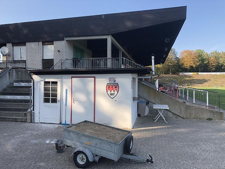 Bei der Tribüne im Gerolzhöfer FC-Stadion steht eine Betonsanierung an.