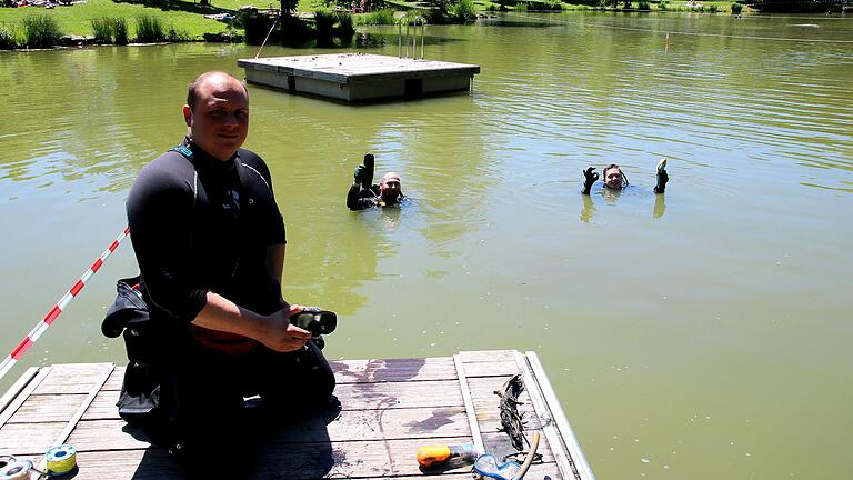 Laichkraut, Taucherbrillen und -flossen und jede Menge Flaschen,  Glasscherben und Pflastersteine holten die Mitglieder der Arnsteiner Tauchschule 'Balance-Diving' in einer Reinigungsaktion aus dem Arnsteiner Naturbadesee.