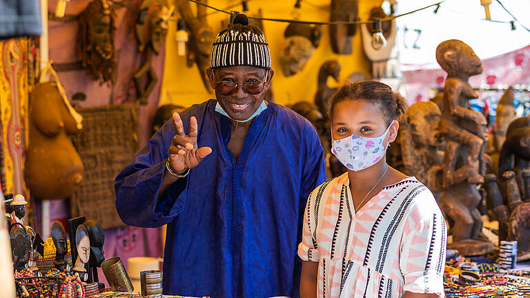 Viele Menschen besuchen am Samstag 14.08.21 das Africa Festival auf den Mainwiesen in Würzburg.