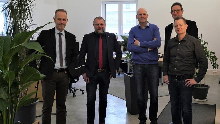 Das Unternehmen regiogate ist mit Hilfe des Innovations- und Gründerzentrums (IGZ) Würzburg vom Startup zu einem mittelständischen Unternehmen herangewachsen. Im Bild (von links): Michael Dröse (Leiter Kreisentwicklung), Landrat Thomas Eberth, Uwe Einspanier und Ralph Seeberger von regiogate mit IGZ- Geschäftsführer Klaus Walther (hinten rechts). Das Unternehmen regiogate ist mit Hilfe des Innovations- und Gründerzentrums (IGZ) Würzburg vom Startup zu einem mittelständischen Unternehmen herangewachsen. Im Bild (von links): Michael Dröse (Leiter Kreisentwicklung), Landrat Thomas Eberth, Uwe Einspanier und Ralph Seeberger von regiogate mit IGZ- Geschäftsführer Klaus Walther (hinten rechts).