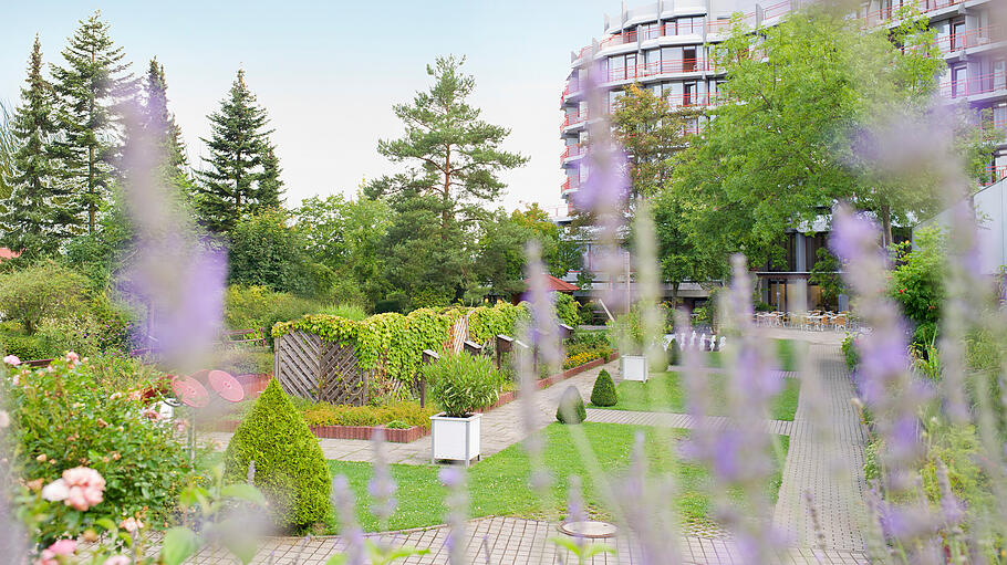 Die Klinik Bavaria in Bad Kissingen ist nicht nur ein moderner, sondern ein durchaus idyllischer Arbeitsort.