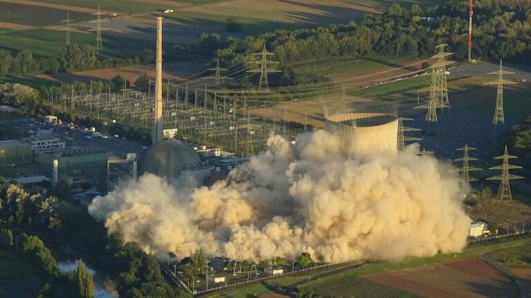 Die Sprengung der Kühltürme des AKW Grafenrheinfeld aus 550 Metern Höhe.