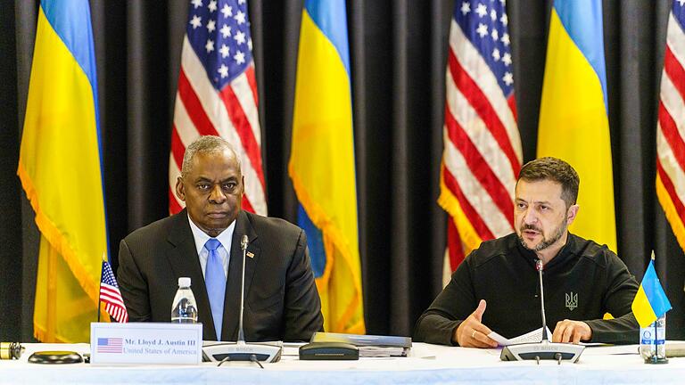 Treffen Ukraine-Kontaktgruppe auf US Air Base Ramstein       -  Selenskyj: Putin &bdquo;will unsere Städte oder die Ruinen, die von ihnen übrig sind&rdquo;.