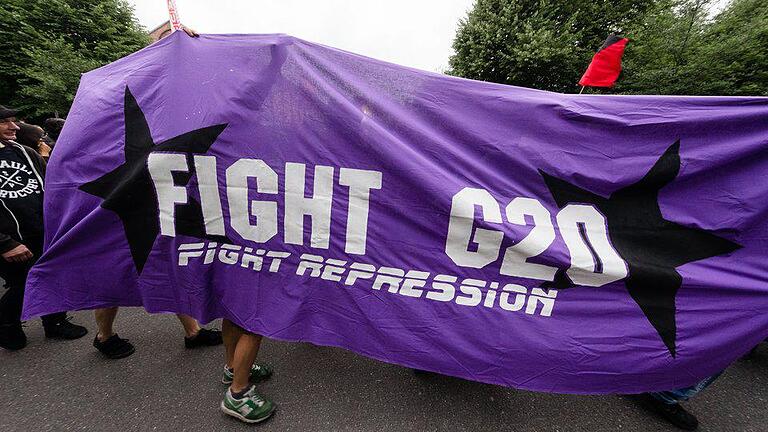 „Fight G20” - „Fight G20”: Ein Transparent von Demonstranten wenige Tage vor Beginn des Gipfels in Hamburg. Foto: Markus Scholz „Fight G20” - „Fight G20”: Ein Transparent von Demonstranten wenige Tage vor Beginn des Gipfels in Hamburg. Foto: Markus Scholz