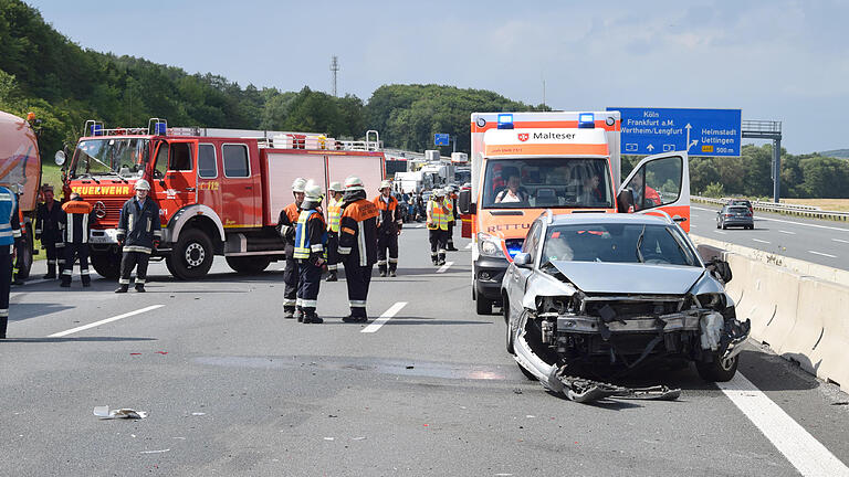 Unfall A3 - Ein schwerer Unfall mit mehreren Verletzten ereignete sich am Freitagnachmittag auf der A 3 bei Waldbrunn. Unfall A3 - Ein schwerer Unfall mit mehreren Verletzten ereignete sich am Freitagnachmittag auf der A 3 bei Waldbrunn.