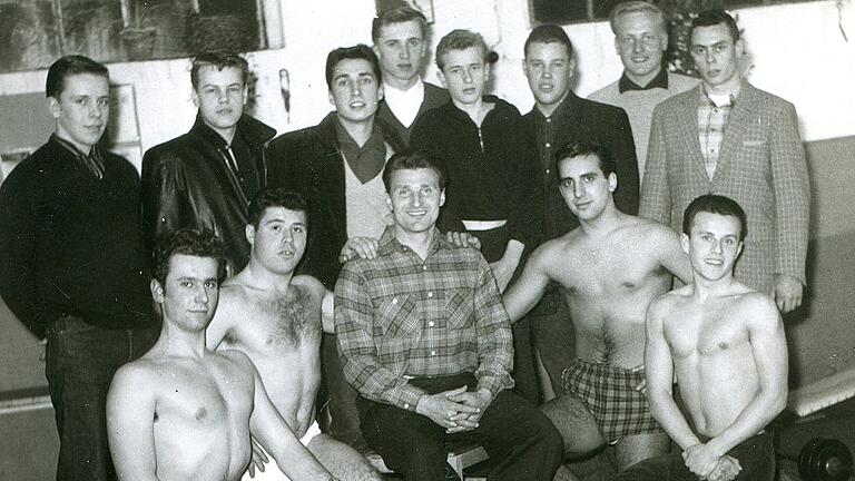 Harry Gelbfarb im ersten Bodybuilding-Studio Deutschlands im Graben 26 im Kreis seiner Schüler. Harry Gelbfarb im ersten Bodybuilding-Studio Deutschlands im Graben 26 im Kreis seiner Schüler.