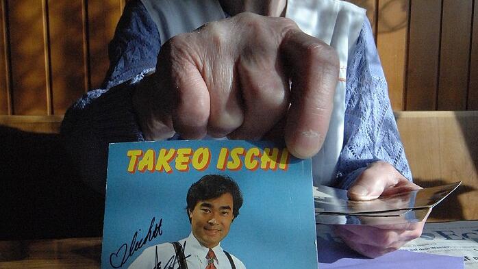 Emma Struppe, genannt Emmy, mit der Autogrammkarte von Takeo Ischi. Emma Struppe, genannt Emmy, mit der Autogrammkarte von Takeo Ischi.
