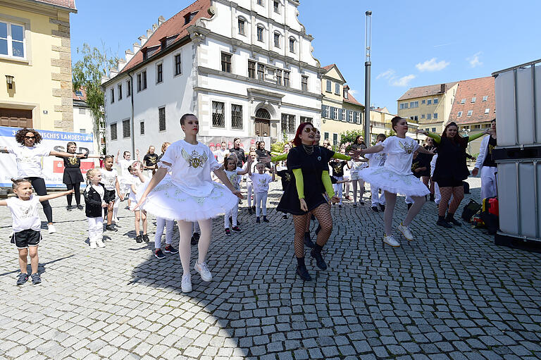 Spontane Einlagen auf allen Plätzen. Diese Gruppe absolvierte ihr Aufwärmtraining auf dem Martin-Luther-Platz.