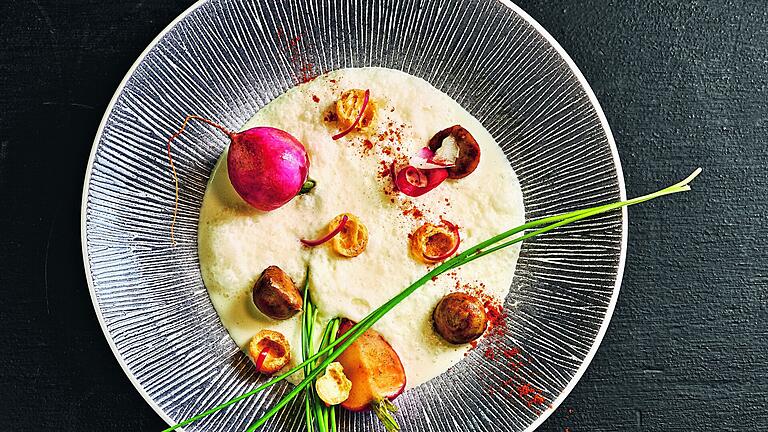 Aus dem Kochbuch 'Sterneküche kann jeder!': Scheureben-Suppe à la Faust, mit Markklöschen und Radieschen. Aus dem Kochbuch 'Sterneküche kann jeder!': Scheureben-Suppe à la Faust, mit Markklöschen und Radieschen.