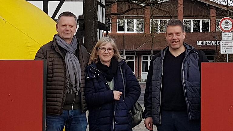 Erfolgreiche Rettungsschwimmer aus Schonungen: Erwin Reuter (rechts) und Udo Niehaus (links) landeten bei der Deutschen Meisterschaft weit vorne. Teammanagerin Carolin Reuter freute sich mit den erfolgreichen DLRGlern.