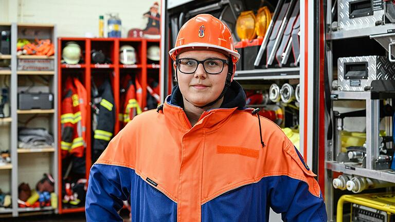 Bei der Feuerwehr ist der 14-jährige Aiden, seit er sechs Jahre alt ist. Obwohl er noch nicht auf Einsätze darf, kommt er auf eine beachtliche Zahl an geleisteten Stunden.