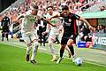 FC Augsburg - Eintracht Frankfurt       -  Viel Kampf in Augsburg: Frankfurts Farès Chaïbi (r) gegen FCA-Kapitän Jeffrey Gouweleeuw (l) und Kristijan Jakic.