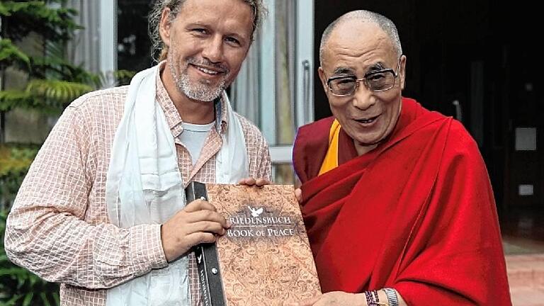 Reportage: &bdquo;Meine Reise zum Dalai Lama&ldquo;       -  (woh)   Mario Goldstein sei ein Aussteiger. Über ein Jahrzehnt sei vergangen, seit der Vogtländer sein Leben in Deutschland hinter sich gelassen habe und sieben Jahre mit seinem Katamaran um die Welt gesegelt sei. Es sei die Suche gewesen nach der Erfüllung einer tiefen Sehnsucht, nach dem Erlangen von Freiheit und Glück. So der Wortlaut einer Pressemitteilung. Seine Sehnsucht, die Menschen zu vereinen, lasse eine Vision entstehen. Friedensbücher sollten ein Zeichen setzen. Es seien vor allem Kinder, die ihn inspirierten. Deren Träume und Sehnsüchte formten die Seele dieser Bücher. Mit eintausend Botschaften habe er sich mit einem ausrangierten Wasserwerfer der Polizei auf den langen Weg nach Indien gemacht. Es sei eine außergewöhnliche Reise gewesen, die über die sagenumwobenen Meteoraklöster hinein in die einzigartige Landschaft Kappadokiens geführt habe. Die Wüste des Iran scheine endlos zu sein, Pakistan hinterlasse seine Spuren, und die Armee habe ihn entlang der afghanischen Grenze eskortiert. Ein pensionierter deutscher Professor erkläre nun, warum er immer wieder nach Pakistan zurückkehre. In Indien habe er den reinkarnierten Seniorlehrer des Dalai Lama besucht. Und er habe mit einem Mönch über dessen gefährliche Flucht aus Tibet gesprochen. Und eine Vision sei Wirklichkeit geworden. Denn kurz nach der Ankunft in McLeod Ganj sei er überraschend in die Residenz des 14. Dalai Lama gebeten worden. Am Dienstag, 12. April, 19.30 Uhr, gastiert Mario Goldstein mit seinem Multivisionsvortrag in der Stadthalle. Karten gibt es bei Musik Hofmann (Hofheim) und beim Kulturamt,  (0 95 21) 9 58 57 45.