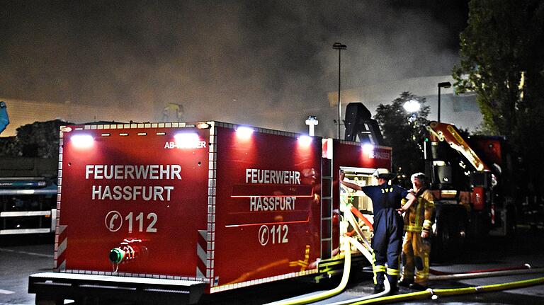 Die Feuerwehr Haßfurt besitzt mehrere Ausrüstungsteile zum Zwischenspeichern von Löschwasser an der Brandstelle. Dies kann bei Waldbränden eingesetzt werden, war aber auch beim Brand in einem Altpapierverwertungsbetrieb in Knetzgau im Juli eine wertvolle Hilfe für die Einsatzkräfte.